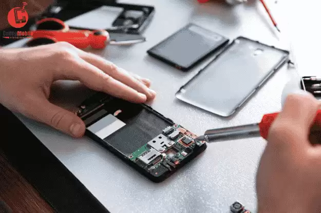 Kiểm tra linh kiện tại cửa hàng Cường Mobile