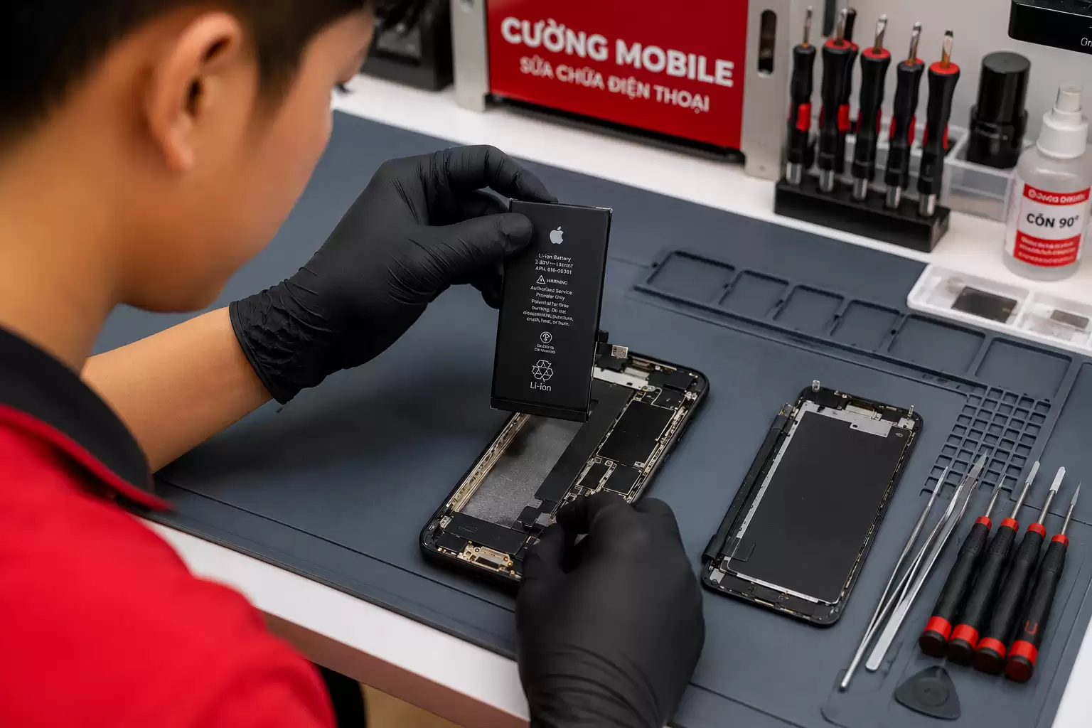 Thay pin điện thoại tại cửa hàng Cường Mobile